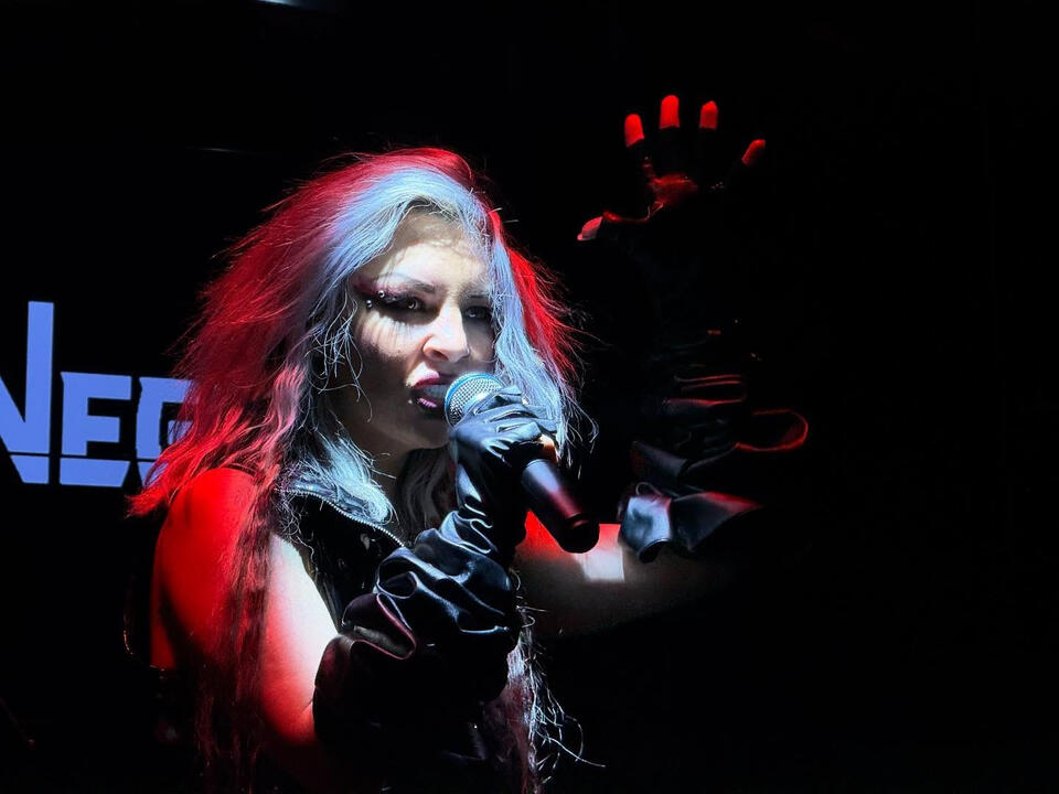 HAEZL performing with 2DCAT